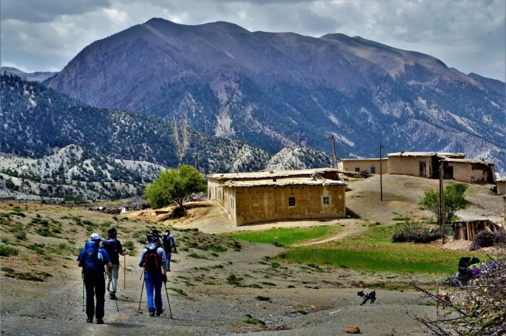Descubre Midelt: Senderismo, Montañas y Turismo Solidario entre Montañas y Comunidades Locales