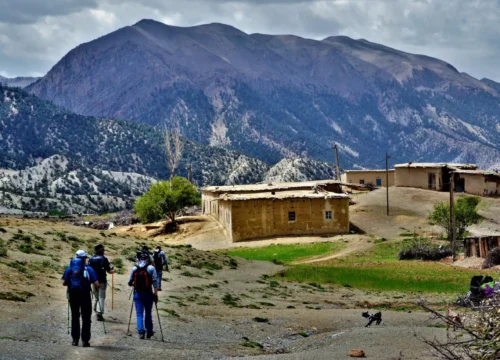 Descubre Midelt: Senderismo, Montañas y Turismo Solidario entre Montañas y Comunidades Locales
